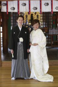 紋付袴、白無垢を着た新郎新婦の写真