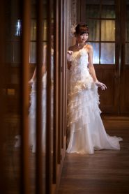 スレンダーラインのウェディングドレスを着た花嫁