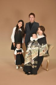 産着を着た赤ちゃんと家族5人でお宮参りの撮影