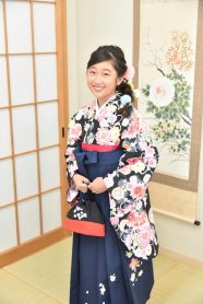 袴を着た小学生の女の子