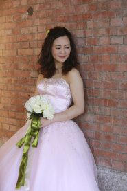 ピンクのウェディングドレスを着た花嫁