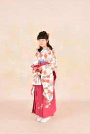 花柄の着物と袴を着た女の子