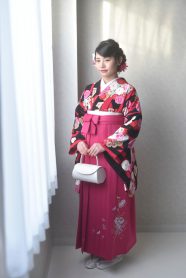 和装用のエナメル素材のバッグを持った袴姿の女性