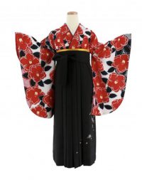 白地に赤椿と黒い葉が描かれた着物と黒色の袴