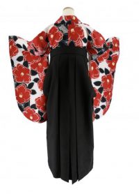 白地に赤椿と黒い葉が描かれた着物と黒色の袴、後ろ姿