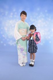 着物を着たお母様と入学式の娘さんのお写真