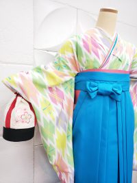 卒業袴ポップな着物カラフルコーデ　ブルー袴　巾着との組み合わせ