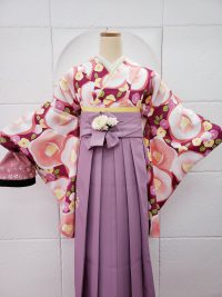 卒業袴ガーリッシュコーデ赤紫椿柄着物　藤色袴薄紫袴