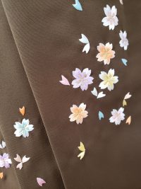 茶色袴桜刺繍