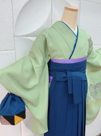 卒業袴水引きアクセサリーに合わせてイエローベースさんに合わせて黄緑色シンプル着物花紺袴