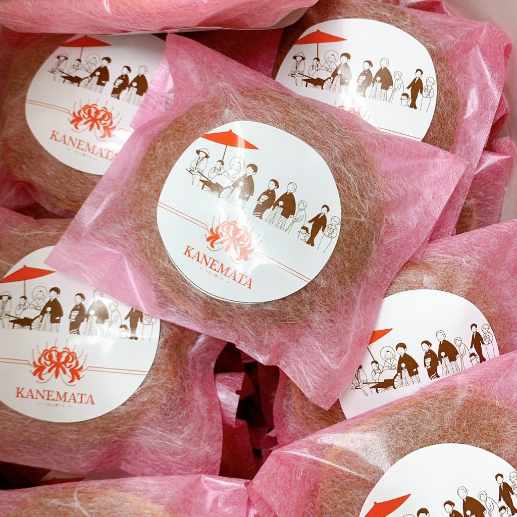 ピンクのパッケージにラベルが貼られた彼岸花の結婚式どら焼き。愛知県半田市の松華堂が作り、カネマタ衣裳店へと運ばれたもの