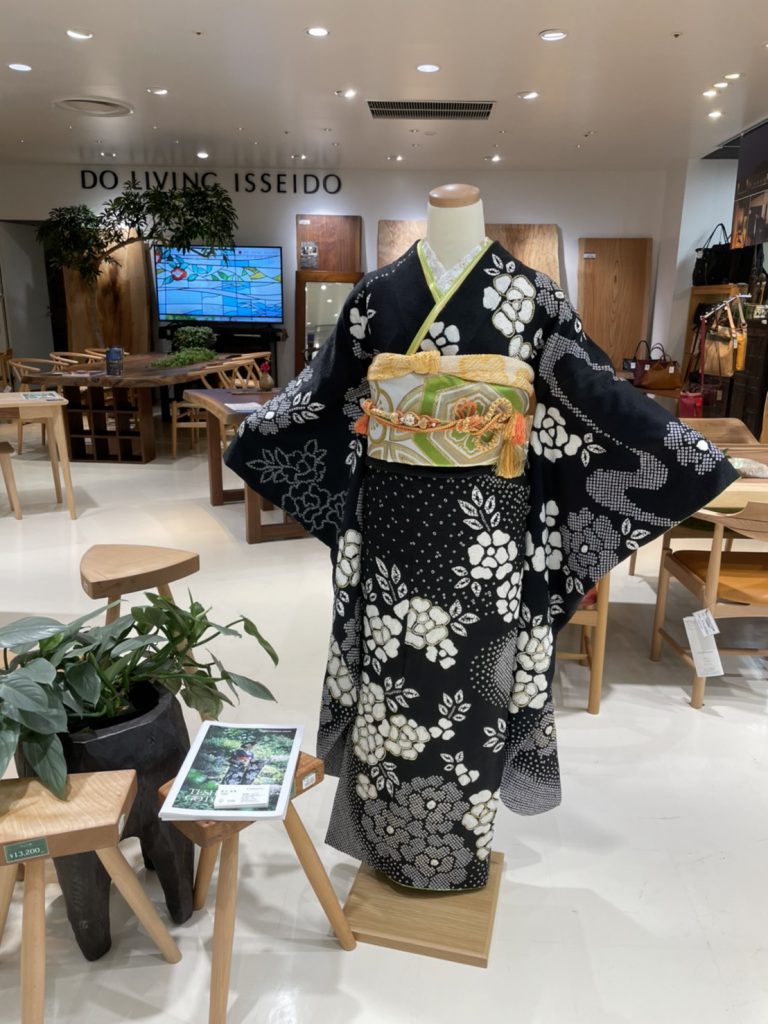 名古屋高島屋に展示されているカネマタ衣裳店オリジナルの総絞り振袖。黒地に白のモッコウバラ柄