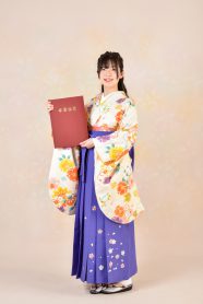 着物の柄の色と袴の色を合わせるとまとまった印象
