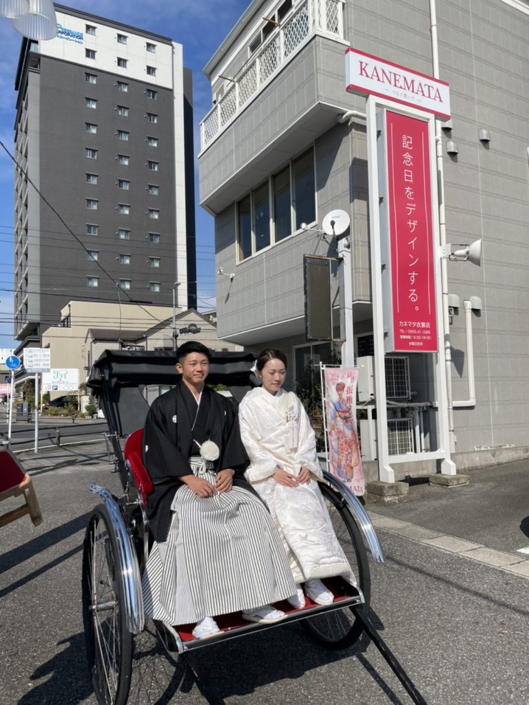 半田で結婚式を挙げるカップル、白無垢紋付き袴で人力車に乗っている