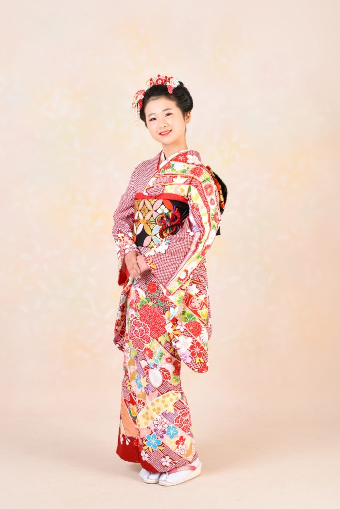 半田市十三詣りに日本髪に着物で参加した女の子