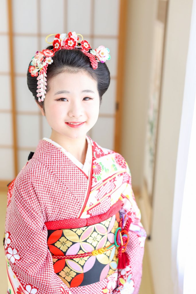 半田市十三詣りに日本髪に着物で参加した女の子（衿元と髪型がよくアップ写真）