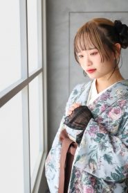水色のバラ柄着物にこげ茶色の袴を合わせた卒業式を迎えるお嬢様の前撮り写真