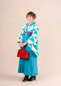 差し色を生かした卒業式袴のコーディネート写真