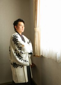 紋付き羽織袴で撮影された成人式の男子の記念写真