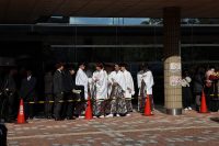 2024年愛知県半田市の成人式（二十歳の集い）の様子。画面中央に白い紋付袴をグループで着た男の子達が複数人映っている