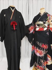 男女のトルソーで赤を差し色に真っ黒な和装コーディネート。紋付袴と振袖の威圧感ある組み合わせ