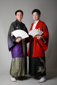 並んだ時、対になるように着物や羽織、袴の色を選んだ成人式の男子二人組