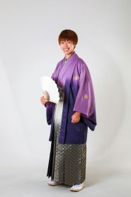 毎年レンタル人気の高い紫色の羽織着物に、白から黒のグラデーション袴のコーディネート