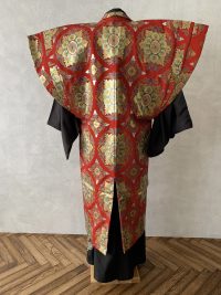 赤とゴールドの大きな華文が入った花嫁用色打掛を紋付袴用の陣羽織に仕立て直した衣裳。成人式に是非どうぞ