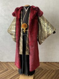 ワインレッドのロングファーコート男性用。成人式の紋付袴の上から羽織って着用する