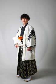 白地に黒の桜柄の羽織に黒の着物、袴は黒に金の麻の葉文様。上下ともに新作で作成したパターン