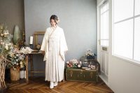 白金レースの卒業式着物にグレーの袴を合わせたホワイトコーデの卒袴スタイル