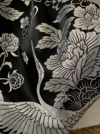 黒と銀のファー付き陣羽織　生地のアップ写真