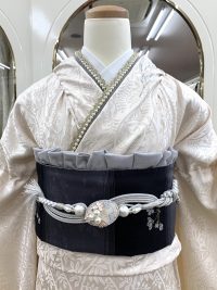 カネマタ衣裳店の振袖フェアの様子　黒と白の振袖が展示されてある