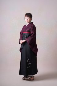 引き締まったオトナスタイルなら「黒系」袴