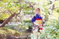ロケーション撮影をした青い振袖を着た二十歳の女の子