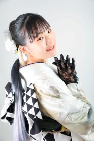 白い振袖に黒のグローブを合わせた成人式のコーディネート例