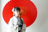 白い振袖に黒のグローブを合わせた成人式のコーディネート例