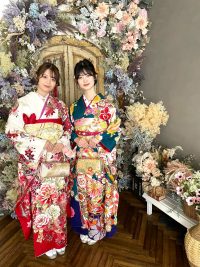 白い振袖と緑の振袖を着た二十歳の女の子たちが並んだ写真