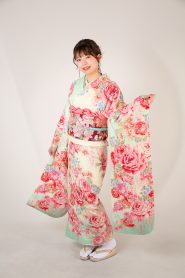 ミントグリーンにピンクのバラ柄振袖のハタチ女性
