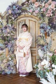 白地に紫ぼかしの上品な古典柄振袖の前撮り写真