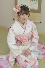 白地に淡いピンクの薔薇柄振袖の女の子。小物もレースやリボンが付いている