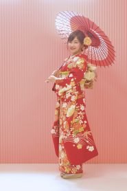 赤地にオレンジ、白などでかわいい古典柄が描かれた振袖のコーデ