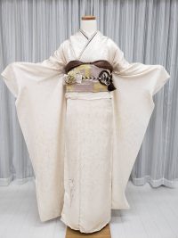 オフホワイトの無地着物にピンクベージュの帯を合わせたコーデ例