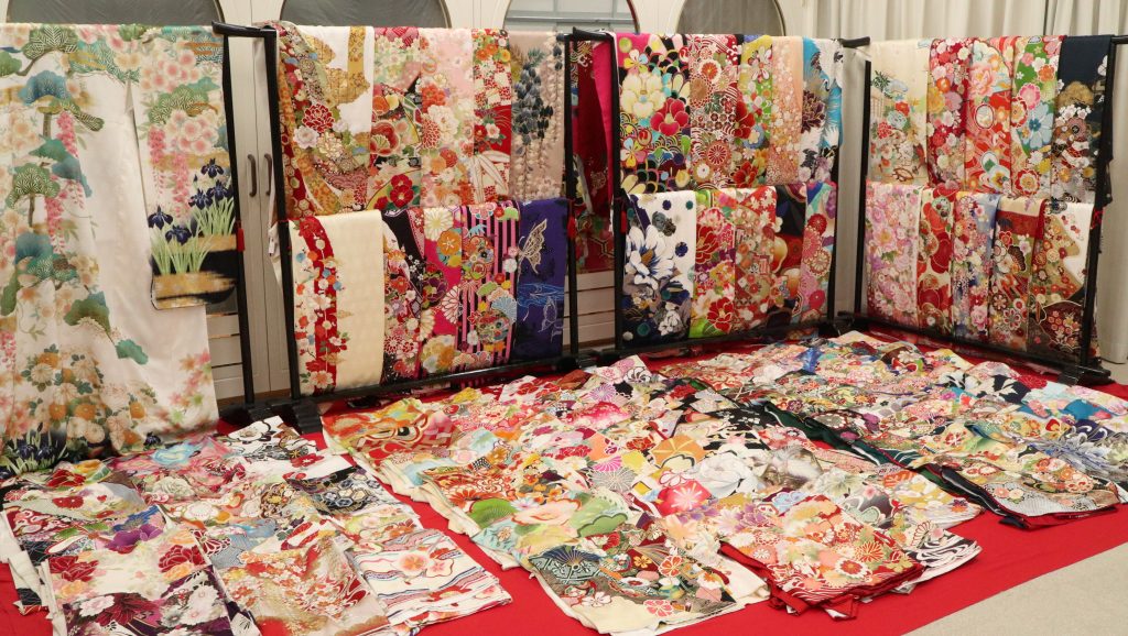 カネマタ衣裳店の振袖展示エリアの一部