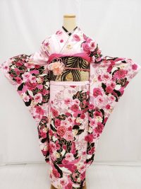 ピンク地にショッキングピンクと黒のバラ柄振袖