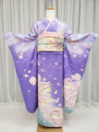藤色に桜柄が薄っすら描かれたかわいい柔らかい雰囲気の振袖