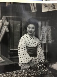 古い昔の時代に撮られたカネマタ衣裳店の白黒写真