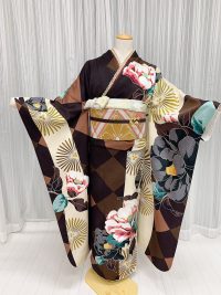 焦げ茶に大きな椿が描かれたかわいいにピンクの幾何学模様帯を合わせた振袖コーデ