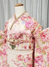 レースの帯揚げを使用したピンクの振袖コーデ