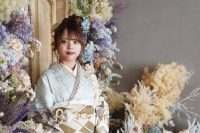 着物の上からレースが被さるタイプの重ね衿を使ったかわいい振袖コーデ
